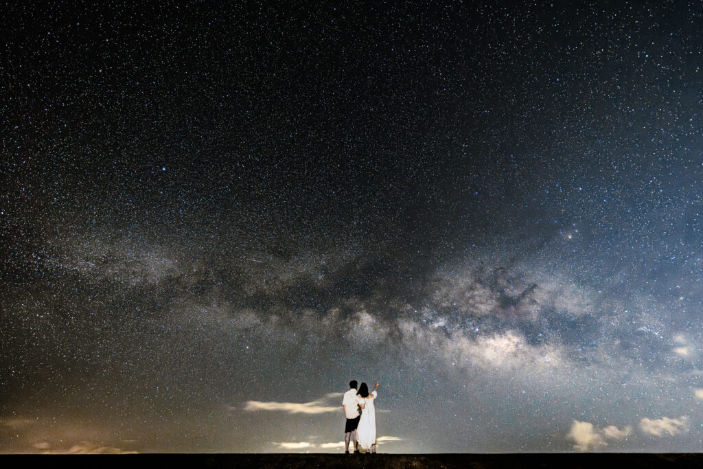 沖縄の古宇利島で撮影した天の川とカップルの星空フォト