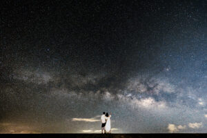 沖縄の古宇利島で撮影した天の川とカップルの星空フォト
