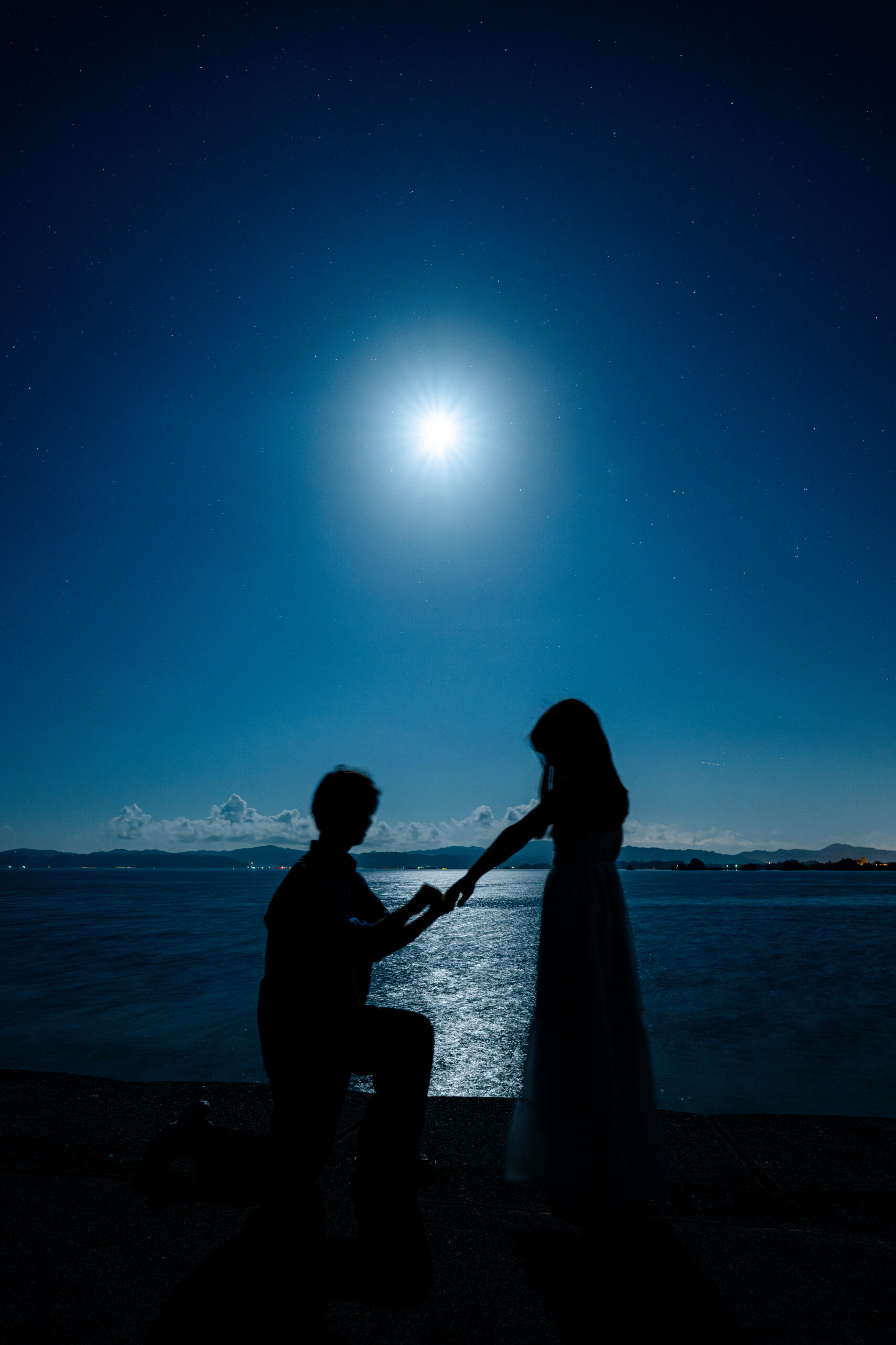沖縄の古宇利島で撮影したカップルの月空フォト