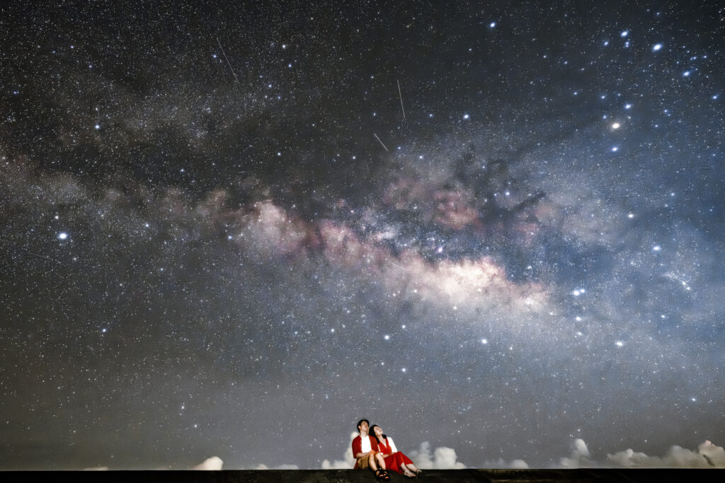 沖縄の古宇利島で撮影した天の川とカップルの星空フォト