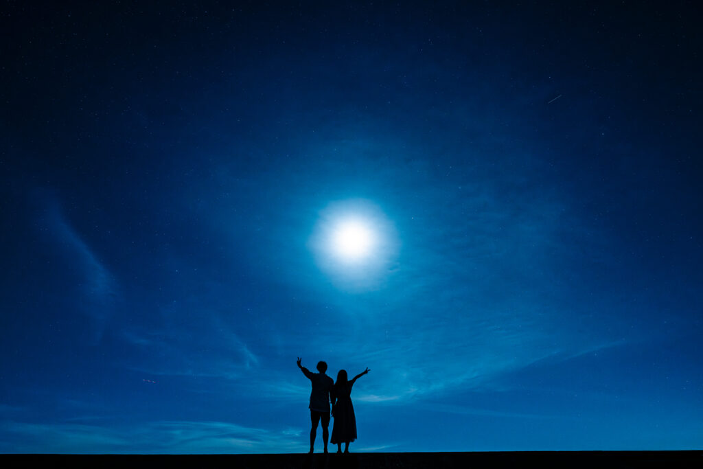 沖縄の古宇利島で撮影した月空とカップルの星空フォト