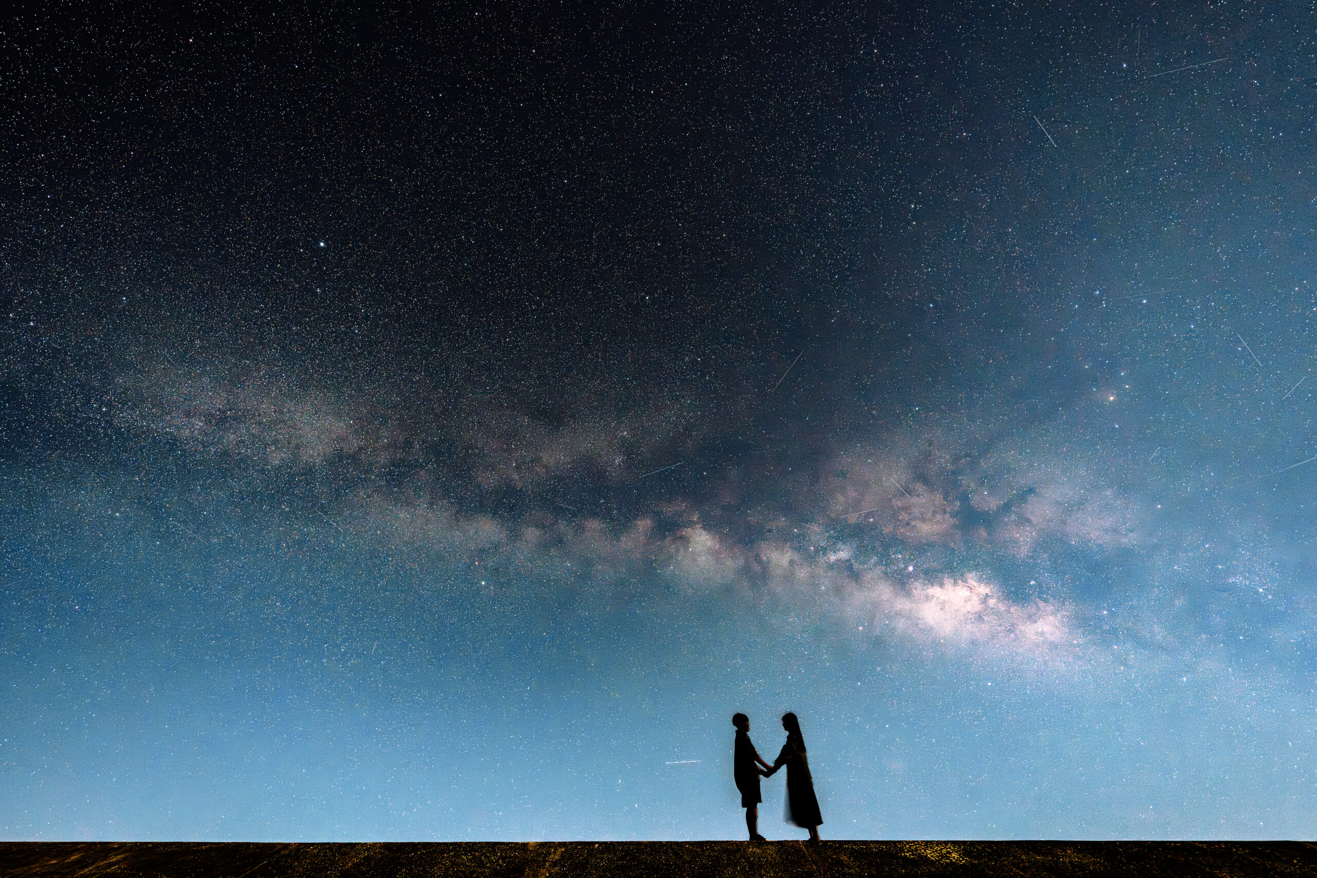 沖縄の古宇利島で撮影した天の川とカップルの星空フォト