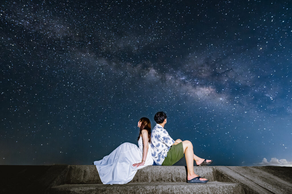 沖縄の古宇利島で撮影した天の川とカップルの星空フォト